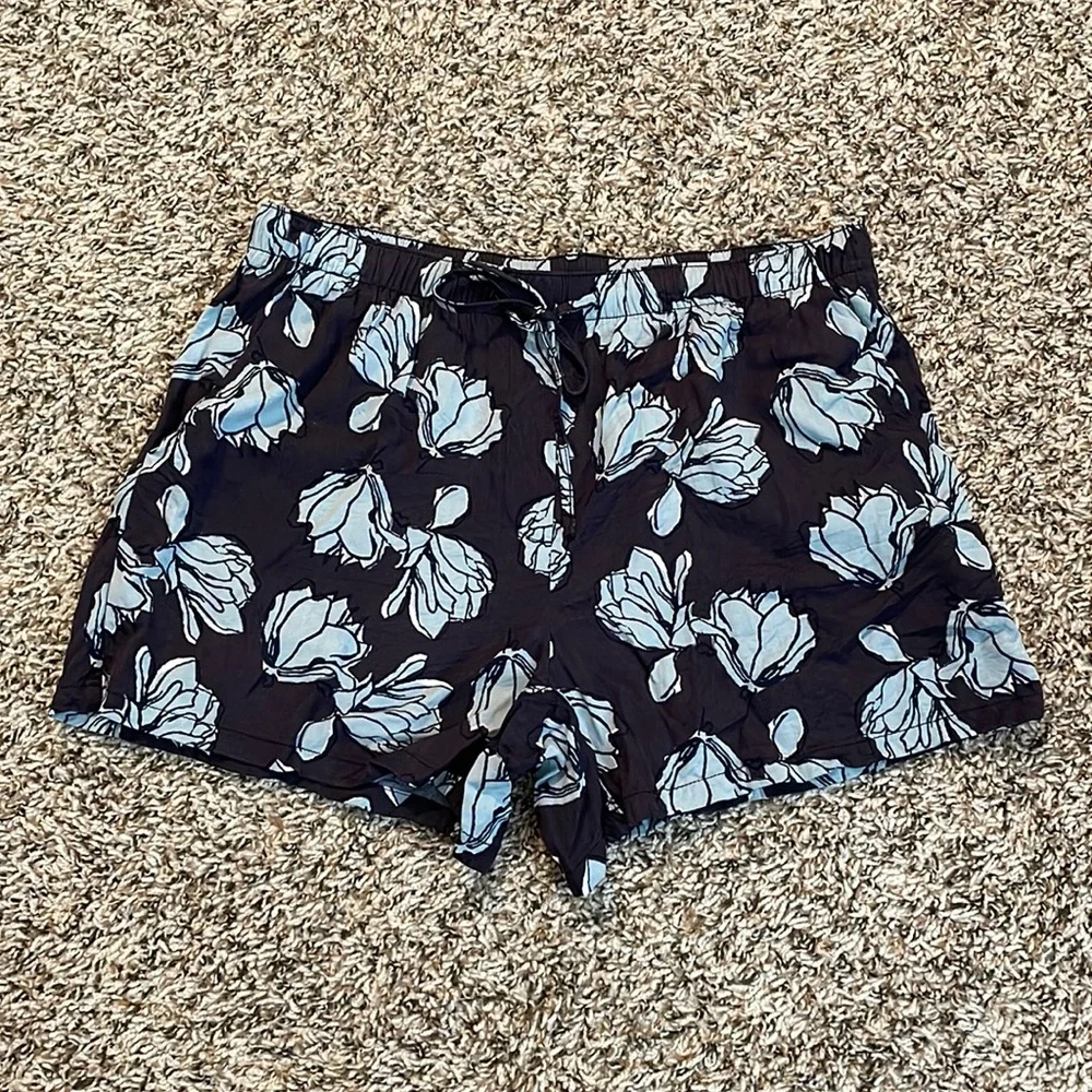 Flower shorts - Picture 1 of 4